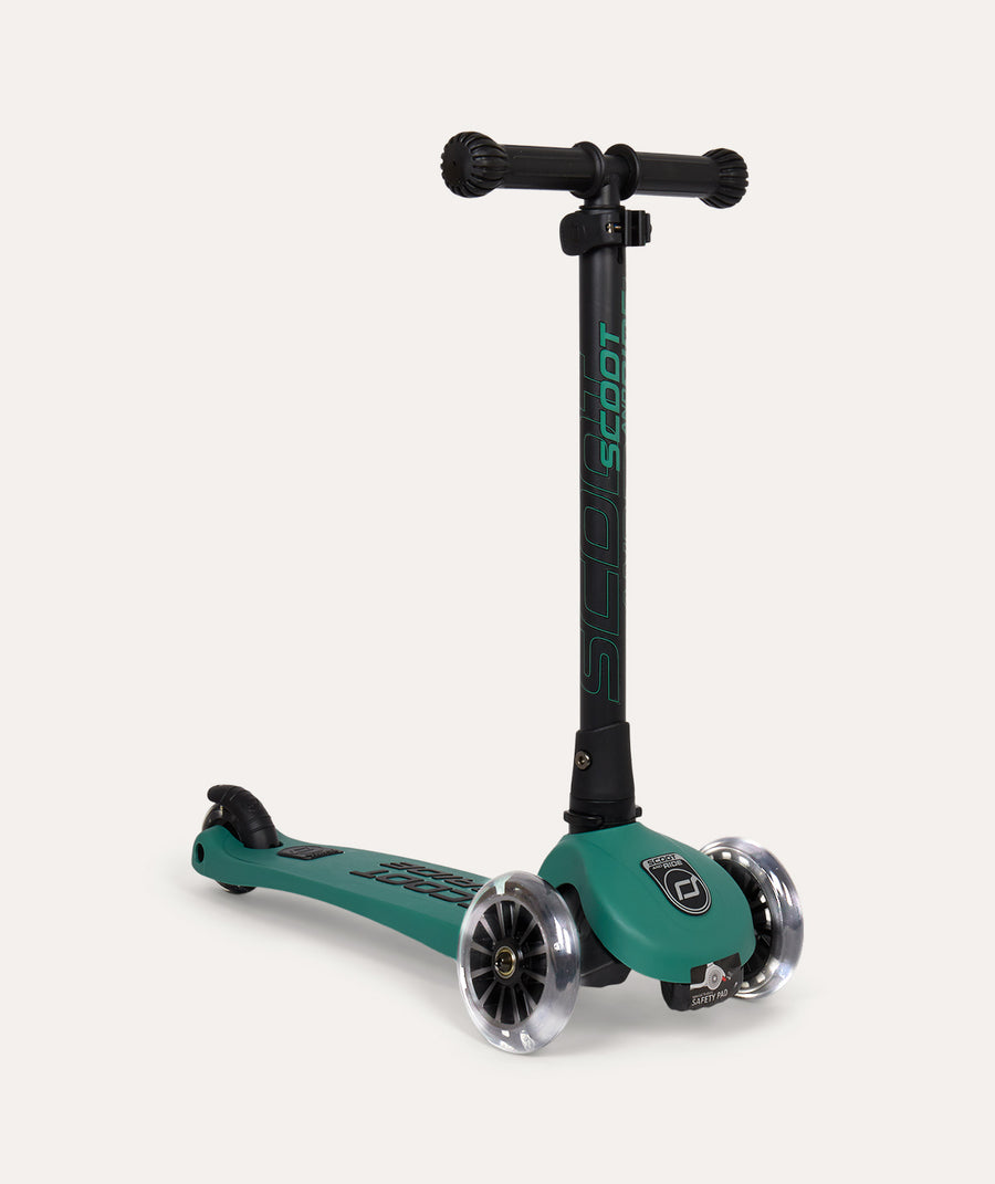 Highwaykick 3 LED Scooter: Forest