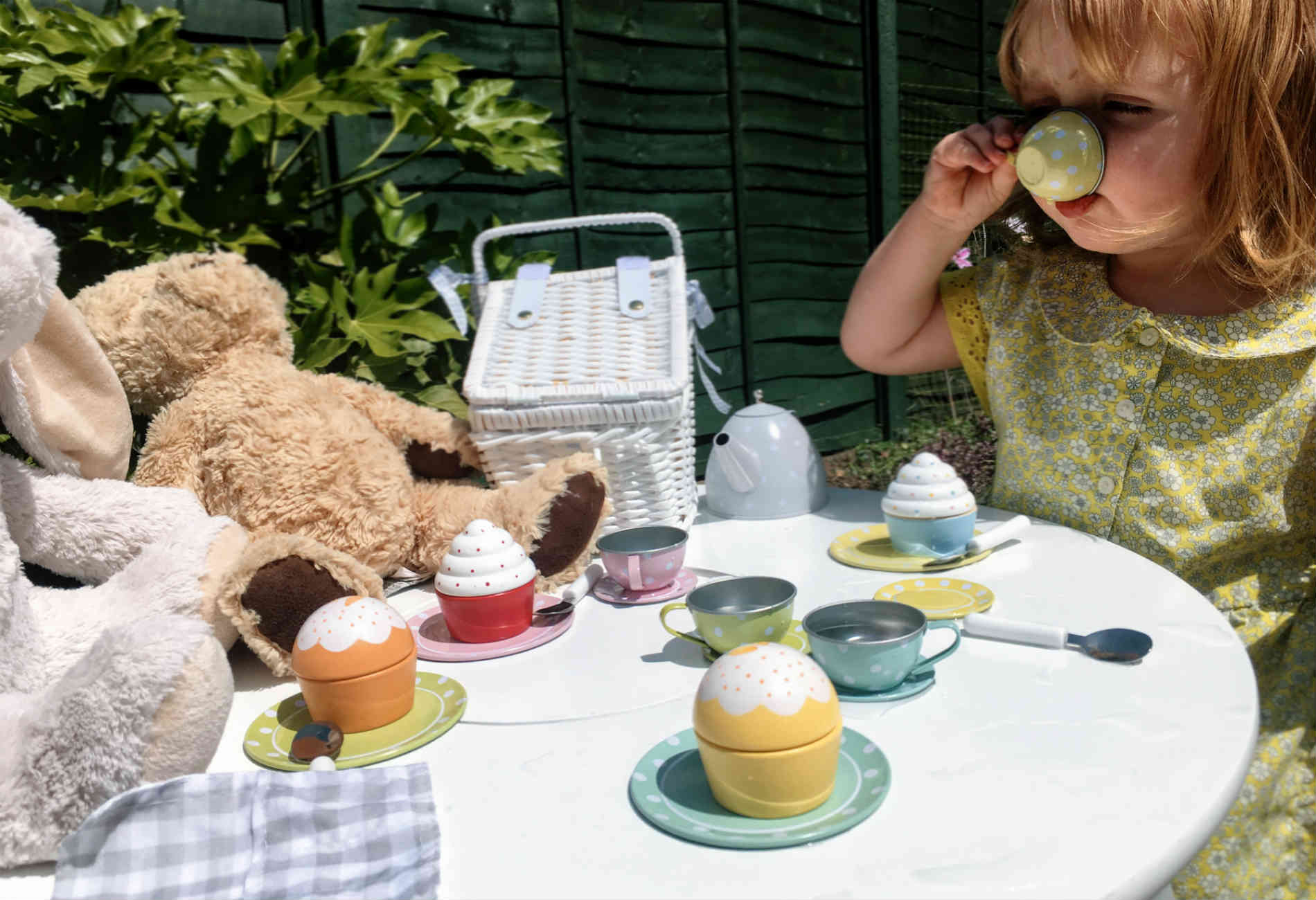 Picnic Basket Tin Tea Set Multi KIDLY